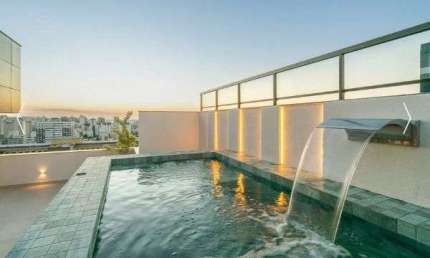 Vende-se luxuosa cobertura com 270m²- 3 suítes, 3 vagas e piscina no Auxiliadora
