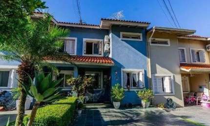 Casa sobrado em condomínio fechado na Vila Nova de 3 dormitórios e 2 vagas