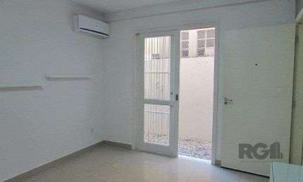 Apartamento com 1 Dormitório e Pátio Privativo no Bairro Petrópolis