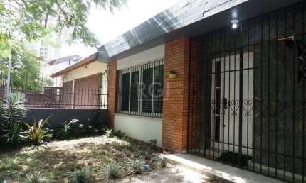 Casa no bairro Jardim Botânico de 3 dormitórios e 2 vagas