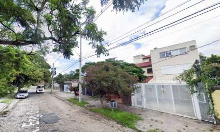 Casa com 4 quartos (02 suítes), 02 vagas cobertas no Bairro Ipanema