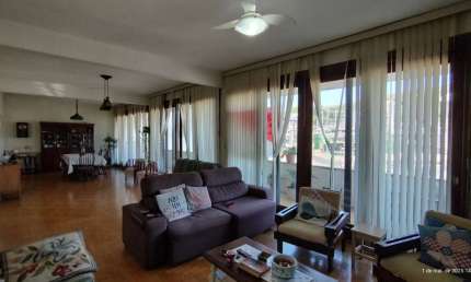 Apartamento de 4 dormitórios, 2 suítes, living amplo e arejado com sacada.