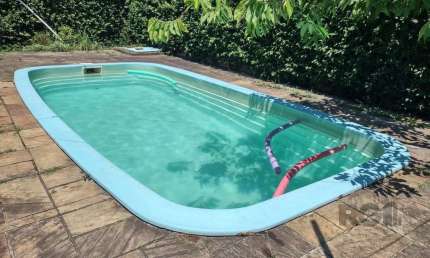 Casa de 3 dormitórios com piscina no Bairro Cristal.