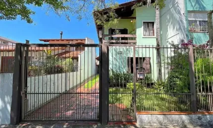 Casa com 3 dormitórios, sendo 1 suíte, vaga para 4 carros, no bairro santana