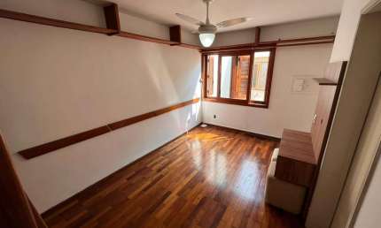 Apartamento de dois quartos e uma vaga de garagem no bairro Petrópolis em POA/RS