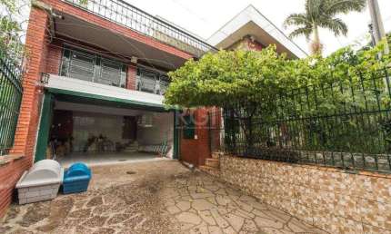 Casa para Venda - 317m², 5 dormitórios, sendo 1 suites, 2 vagas - Teresópolis