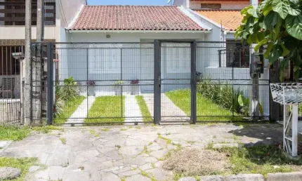 Casa  no Bairro Hípica, 100% reformada, 2 dormitórios, 1 vaga de garagem.