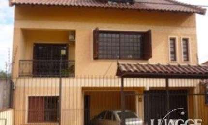 casa com 4 dormitórios, sendo uma suíte , e 530 area privativa