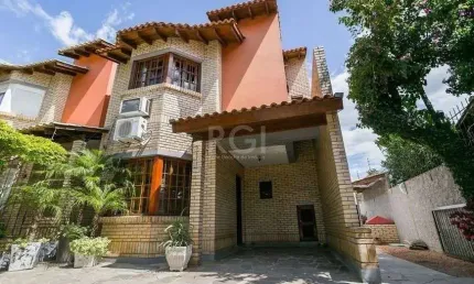 Casa de 147m² - 3 dormitórios, 1 suíte, churrasqueira, pátio com piscina e 3 vag