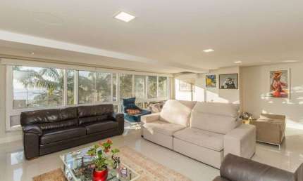 Excelente casa de 466m² com 03 suítes e 4 vagas de garagem.