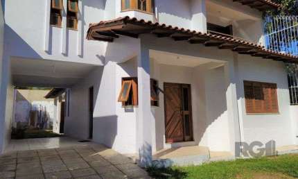 Casa 234m² - 3 dormitórios, 1 suíte e vaga para 6 carros no Jardim São Pedro