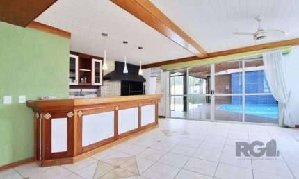 Excelente casa de 324m² com 4 dormitórios e 2 vagas.
