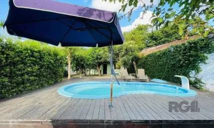 Excelente casa de 130m² com 2 dormitórios e piscina.