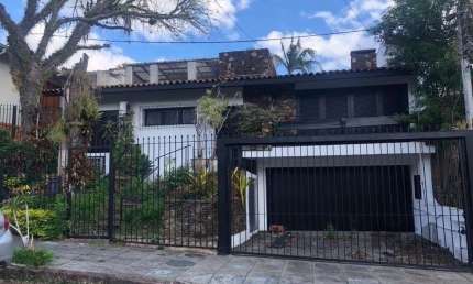 Excelente casa de 308 m² com 4 suítes e 4 vagas de garagem.