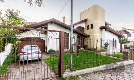 Casa 303m² - 4 dormitórios, 2 vagas no bairro Santo Antônio