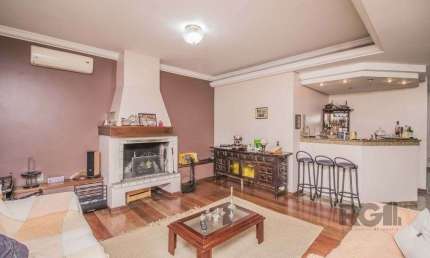 Casa de 329m² - 4 dormitórios, 1 suíte, 6 vagas no bairro Vila Jardim