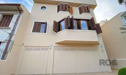 Excelente casa de 465m² com 3 dormitórios e 5 vagas de garagem.