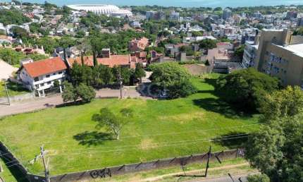 Excelente terreno à venda em Porto Alegre, localizado na Rua Correa Lima,