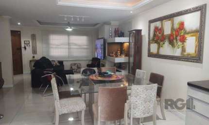 Linda Casa de Três Pavimentos, Finamente Decorada, Pronta para Morar!