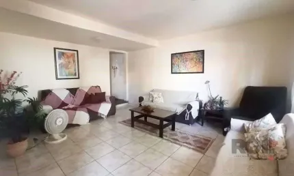 Sobrado 5 dormitórios, 4 suites, pátio, piscina, 1 vaga - Bairro Menino Deus