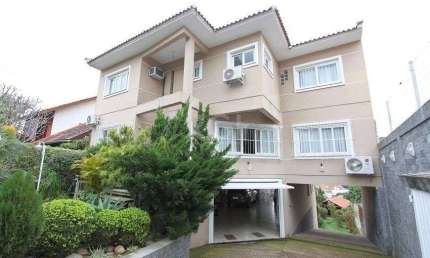 EXCELENTE CASA COM 4 DORMITÓRIOS, 6 VAGAS DE GARAGEM E VISTA PANORÂMICA.