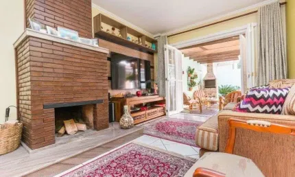 Casa para Venda - 258m², 3 dormitórios, sendo 1 suites, 4 vagas - Teresópolis