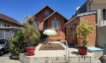 Casa para Venda - 142.8m², 4 dormitórios, 5 vagas - Teresópolis