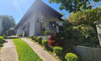 Casa em lindo terreno alto ao nível da rua medindo 10 × 32 onde consta uma resid