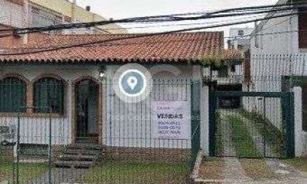 Casa para Venda - 300m², 3 dormitórios, 3 vagas - Petrópolis