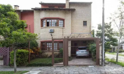 Casa para Venda - 180.3m², 3 dormitórios, sendo 1 suites, 3 vagas - Guarujá
