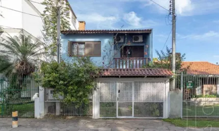 Sobrado para Venda - 241m², 4 dormitórios, sendo 1 suites, 1 vaga - Camaquã