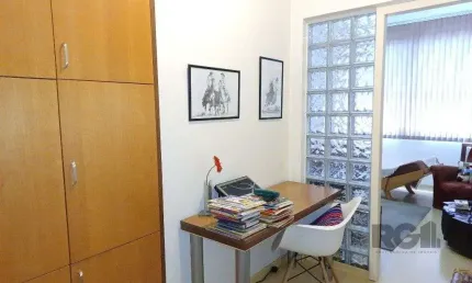 Sala comercial com 20m², andar alto, bem iluminada e ventilada.