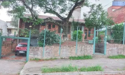 Casa para Venda - 140m², 2 dormitórios, sendo 1 suites, 2 vagas - Medianeira