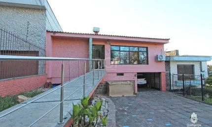 Casa para Venda - 500m², 5 dormitórios, sendo 2 suites, 5 vagas - Menino Deus