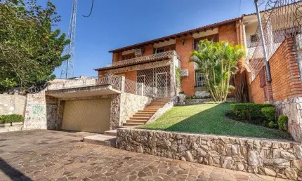 Casa sobrado no Partenon de 3 dormitórios e amplo pátio