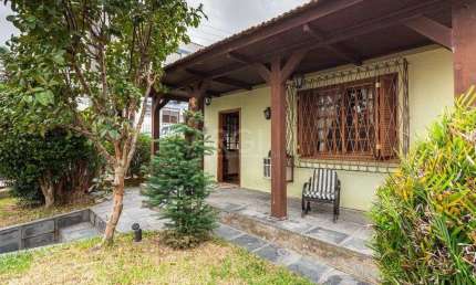 Casa sobrado no Jardim Botânico de 5 dormitórios e 2 vagas