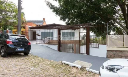 Casa para Venda - 454.7m², 5 dormitórios, sendo 1 suites, 8 vagas - Teresópolis