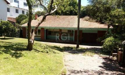 Casa para Venda - 244m², 2 dormitórios, 4 vagas - Teresópolis