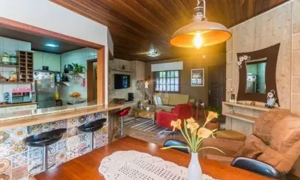 Casa de 2 dormitórios, piscina, churrasqueira e 2 vagas de garagem no bairro híp