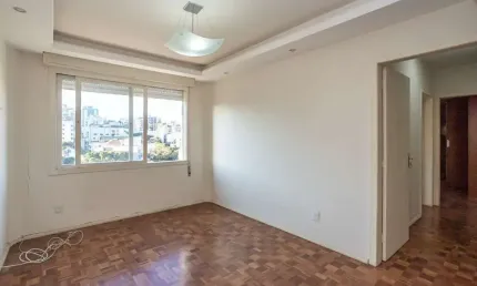 Apartamento no Petrópolis de 2 dormitórios dependência e vaga desocupado