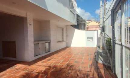 Excelente Casa com 03 suítes + Apto nos fundos com 01 Dor. Garagem 3 carros