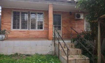 Casa de 2 quartos, com edícula, próximo a Av. Wenceslau Escobar