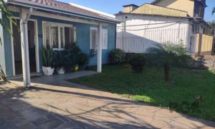 Casa com 250m²,  2 quartos, 1 suite, edícula, no bairro Nonoai