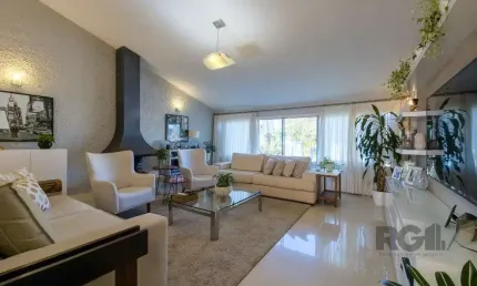 CASA TÉRREA REFORMADA, 3 QUARTOS, SUITE, PÁTIO - BAIRRO CRISTAL