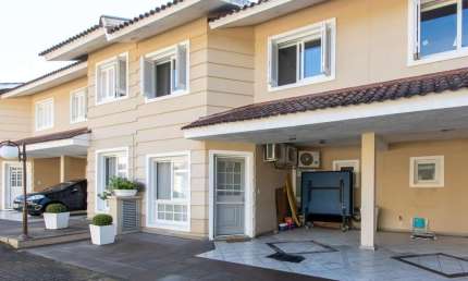 Casa em condomínio, com 3 quartos, com suíte, 2 vagas cobertas, churrasqueira, n