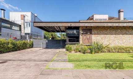 Casa em condomínio fechado beira de rio, de frente para o clube dos Jangadeiros.