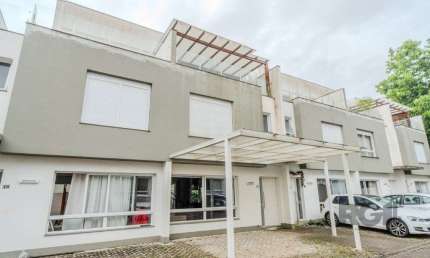 Casa impecável e mobiliada, com 3 niveis, possui 3 dormitórios sendo 1 suíte, 4
