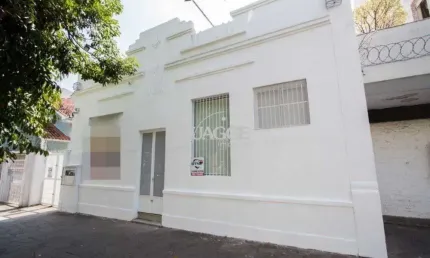 Casa comercial com aproximadamente 157m² privativos
