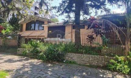 Casa para Venda - 400m², 4 dormitórios, sendo 1 suites, 4 vagas - Jardim Lindóia