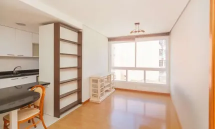 Apartamento com 1 dormitório e 1 vaga de garagem no Bairro petrópolis